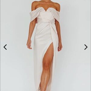 Selfie Leslie - Amaryllis Off-Shoulder Twist Maxi Dress Pearl